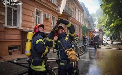 В Одесі спалахнула масштабна пожежа, під час ліквідації якої постраждали рятувальники