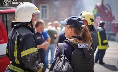 В Одесі спалахнула масштабна пожежа, під час ліквідації якої постраждали рятувальники