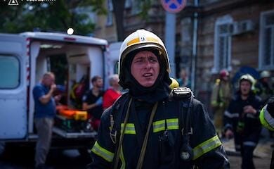 В Одесі спалахнула масштабна пожежа, під час ліквідації якої постраждали рятувальники
