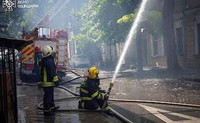 В Одесі спалахнула масштабна пожежа, під час ліквідації якої постраждали рятувальники