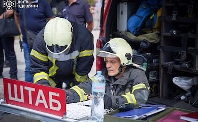 В Одесі спалахнула масштабна пожежа, під час ліквідації якої постраждали рятувальники