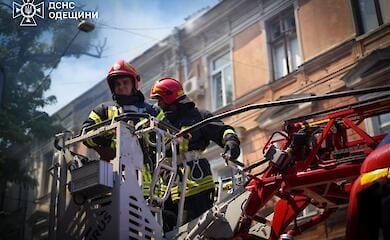 В Одесі спалахнула масштабна пожежа, під час ліквідації якої постраждали рятувальники