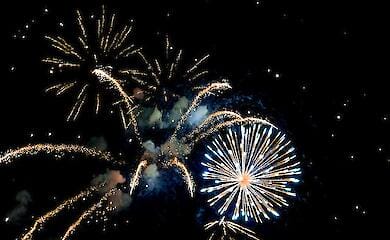 В Днепре несмотря на запрет мужчины запускали фейерверки