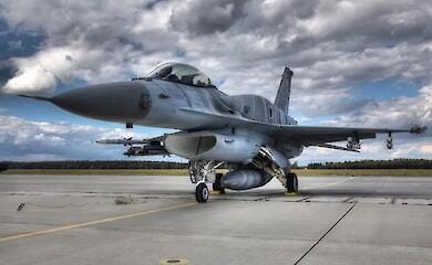 Президент Зеленський показав F-16 на день ВПС України. На що вони здатні?