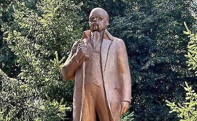 Памятник Ленину изменили на памятник Шевченко