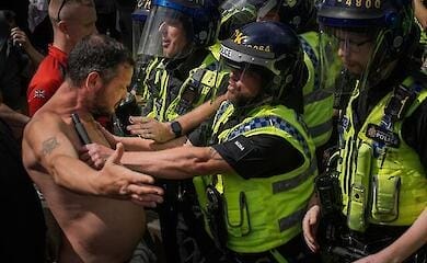 Митинги из-за убийства девочек распространились по всей Британии