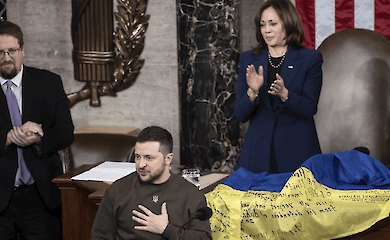 Володимир Зеленський (у центрі) реагує, поки Камала Гарріс (ліворуч на задньому плані) і Ненсі Пелосі аплодують