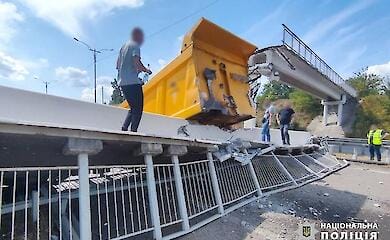 На Черкащині вантажівка зачепила на пішохідний міст, після чого він обвалився