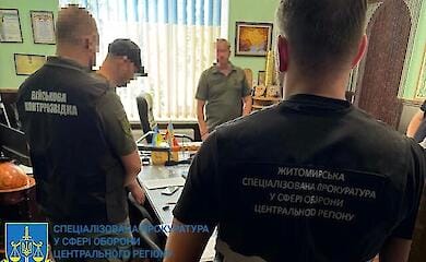 На Житомирщині військові збудували командиру частини будинок і магазин