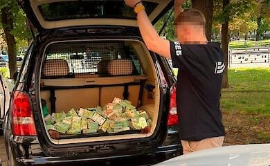 Бухгалтерка компанії перевозила в багажнику майже 5 мільйонів євро