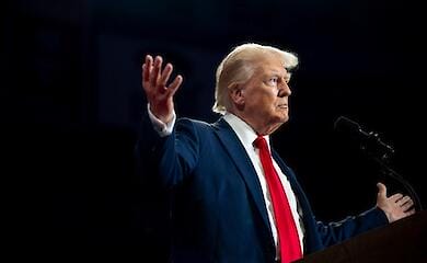 Літак Трампа здійснив аварійну посадку через несправність