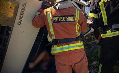 На Львівщині перевернулась вантажівка, водія деблокували рятувальники