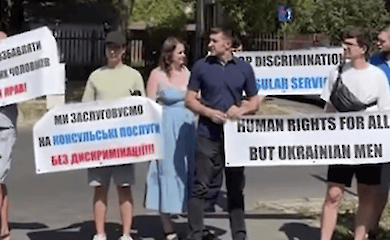 У Польщі українці протестували біля консульства з вимогою повернути паспорти