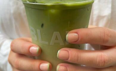 Тренд осені 2024: манікюр у стилі матча-латте завойовує популярність