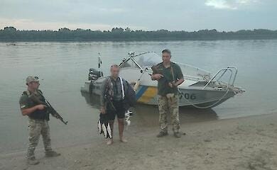 На акваскутері та в ластах: прикордонники затримали чоловіка в Ізмаїлі