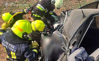 Смертельна ДТП на Дніпропетровщині: рятувальники деблокували тіла двох людей із розбитого автомобіля