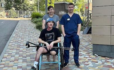 Столичні лікарі врятували підлітка, якого вдарило струмом і кинуло під поїзд