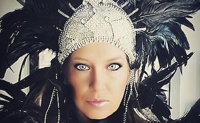 Женщина с перьями на голове