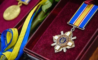 Какие выплаты полагаются украинским воинам за государственные награды и как их получить