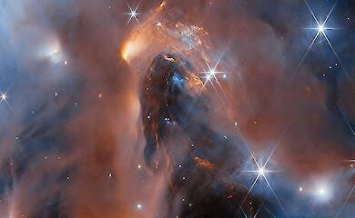 Зоряне скупчення у відбивній туманності NGC 1333. Мозаїка, складена з кількох знімків, які отримав телескоп "Джеймс Вебб"