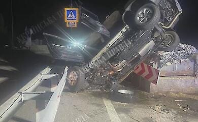 Влетів у бетонні блоки: нардеп потрапив у ДТП під Києвом