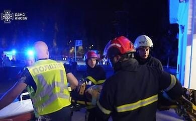 В Киеве мужчину спасли из-под вагона метро: из-за серьезной травмы пришлось ампутировать ногу