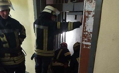  В киевской многоэтажке человек упал в шахту лифта