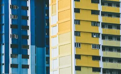 У Києві чоловік випав із вікна багатоповерхівки