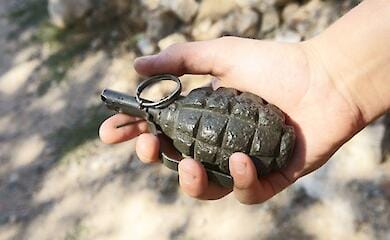 Граната в руке