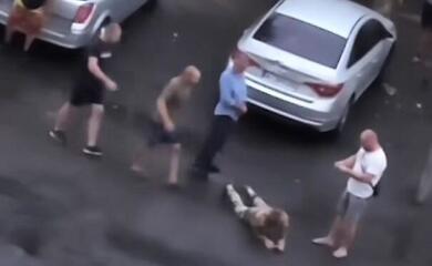 Людина на асфальті