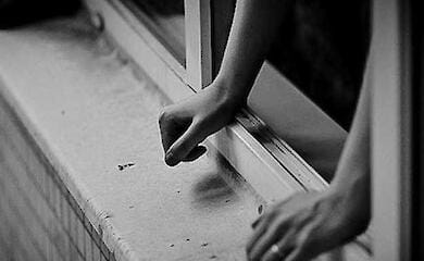 В Днепре 14-летняя девушка выпрыгнула из окна 8-го этажа