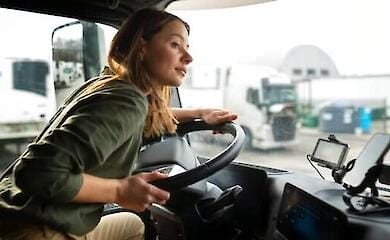 Женщины становятся водительами грузовиков: Украина расширяет гендерное равенство в условиях мобилизации