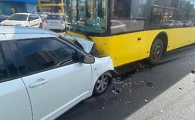 У Києві зіткнулися легковий автомобіль і тролейбус