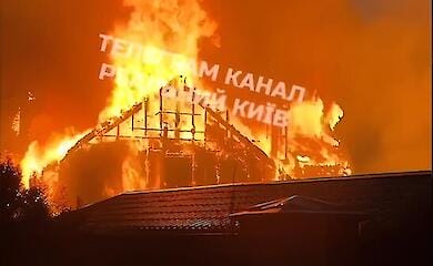 На Київщині через влучання блискавки спалахнув будинок