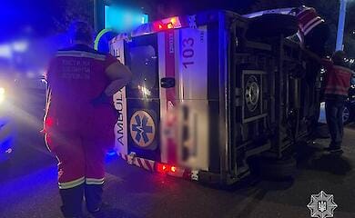 У Києві авто "швидкої" потрапило в аварію