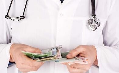 НСЗУ повідомила про середні зарплати лікарів в онкоцентрах