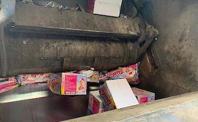 Київські митники спалили контрафактні іграшки Barbie в печі