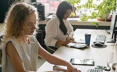 Україна — серед лідерів за залученням жінок до професійних і технічних сфер, але із зарплатами є проблеми