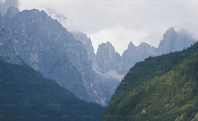 На Закарпатье спасатели помогли травмированной женщине спуститься с горы