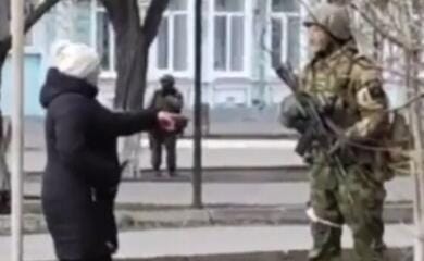 Жительница Геническа, которая советовала захватчикам положить семена в карманы, вырвалась из оккупации