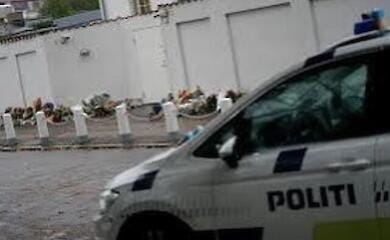 Поліцейська машина біля будівлі