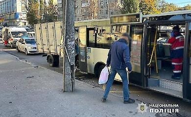 У Києві вантажівка влетіла в маршрутку з людьми: багато постраждалих (відео)