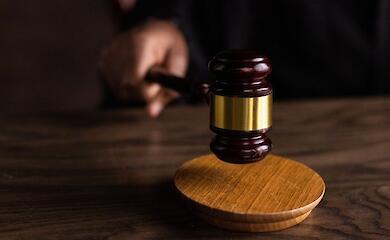 Адвокати підозрюють, що обвинувачені у зґвалтуванні використовують мобілізацію для відкладання суду