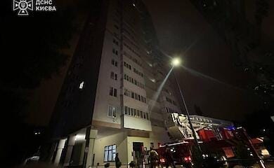 У Києві ворожий дрон влетів у багатоповерхівку: у ДСНС показали фото та відео руйнувань