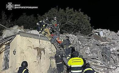 Россияне ударили баллистикой по Днепру: погибли дочь и жена полицейского