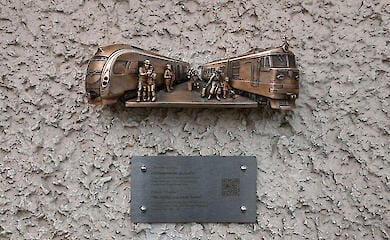 У Києві на вокзалі відкрили міні-скульптуру "Повернення додому"