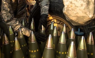 Україна не може нарощувати виробництво артснарядів через значний дефіцит вибухівки - Reuters