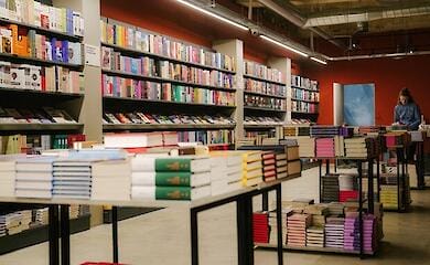 У книжковому магазині Києва напали на жінку за прохання не розмовляти російською