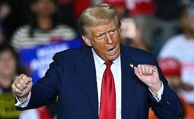 Трамп поддерживает идею нанесения сокрушительного удара по Ирану - журналист
