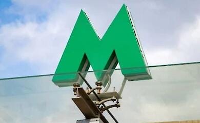 У Києві дівчина повісилася на знаку метро